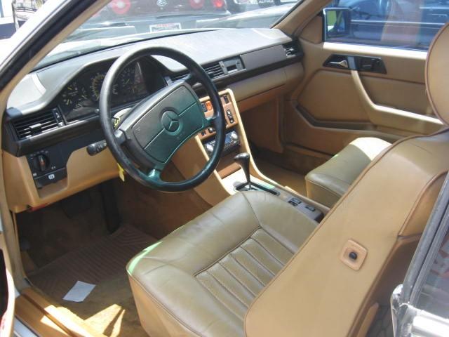 Mercedes-Benz 300 1988 photo 3