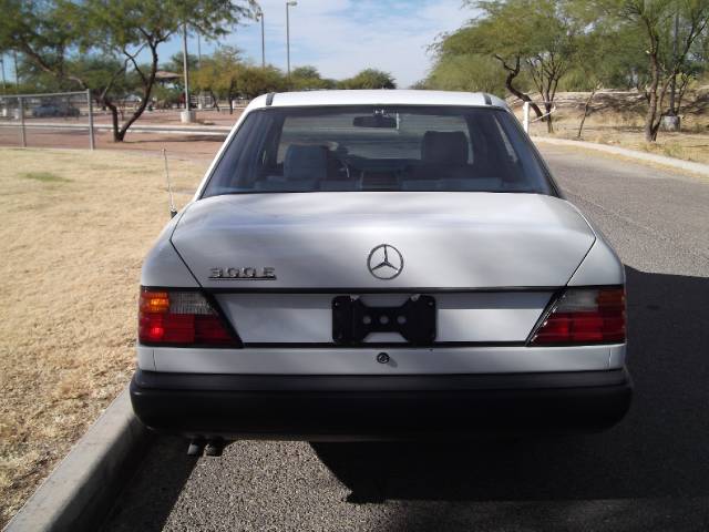 Mercedes-Benz 300 1989 photo 2