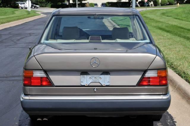 Mercedes-Benz 300 1990 photo 5