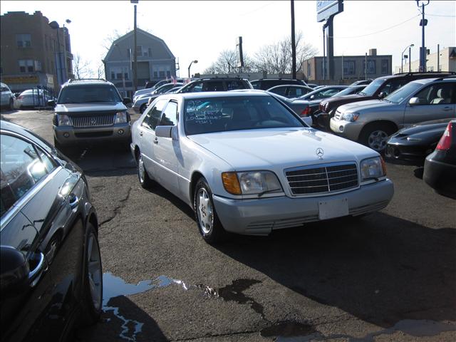 Mercedes-Benz 300 4X2 Sedan