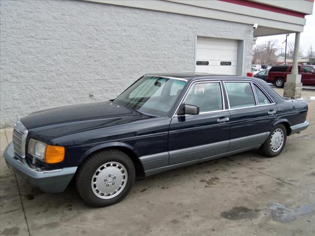 Mercedes-Benz 560 2WD Reg Cab 120.5 Inch ST Truck Sedan