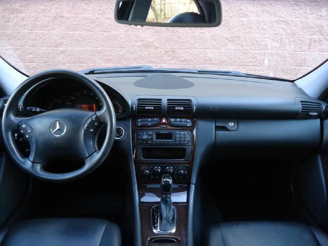 Mercedes-Benz C-Class 2004 photo 2