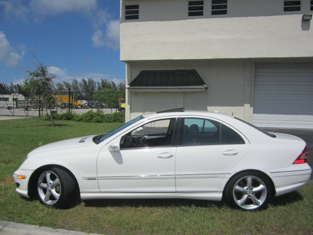 Mercedes-Benz C-Class 2006 photo 2