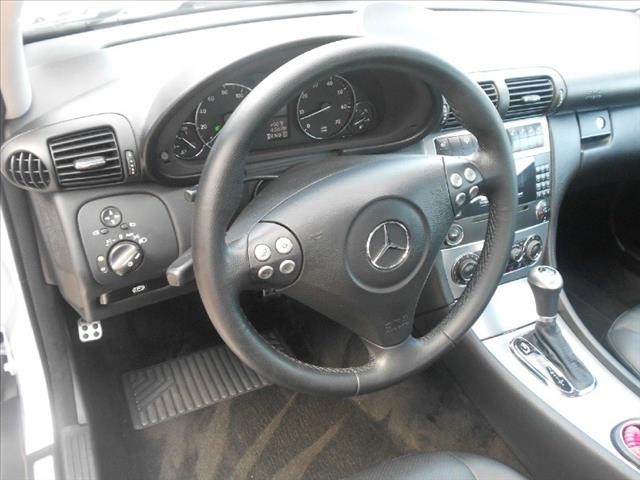 Mercedes-Benz C-Class 2006 photo 2