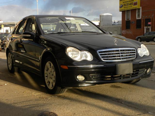 Mercedes-Benz C-Class 2006 photo 2