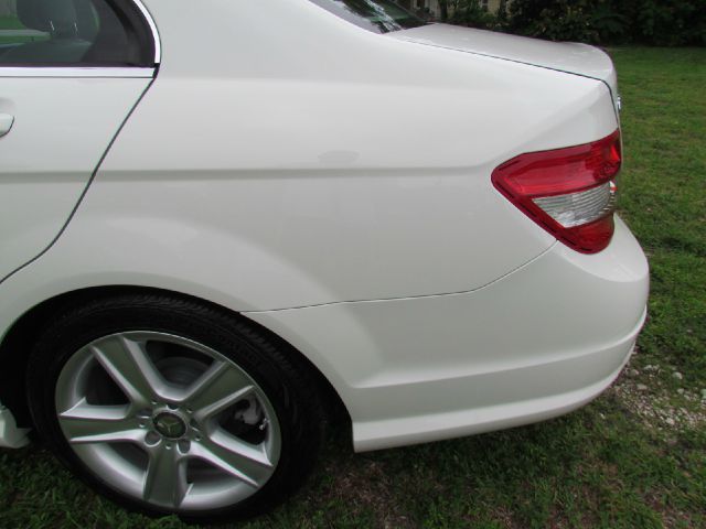 Mercedes-Benz C-Class 2010 photo 24