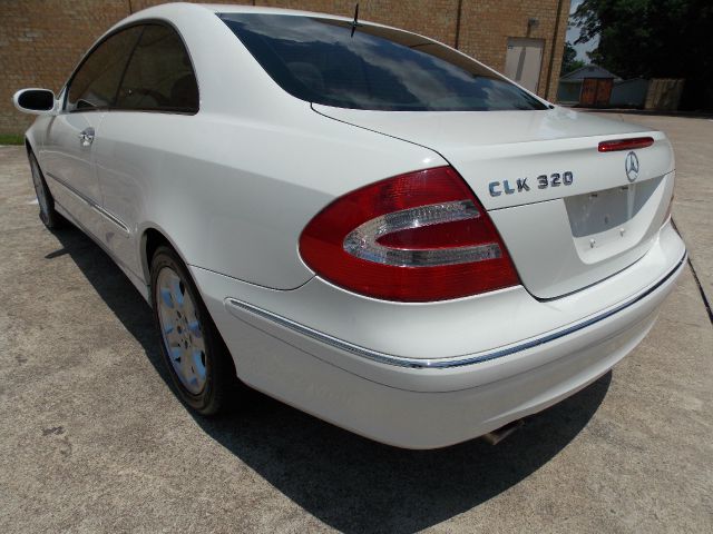 Mercedes-Benz CLK-Class 2004 photo 23