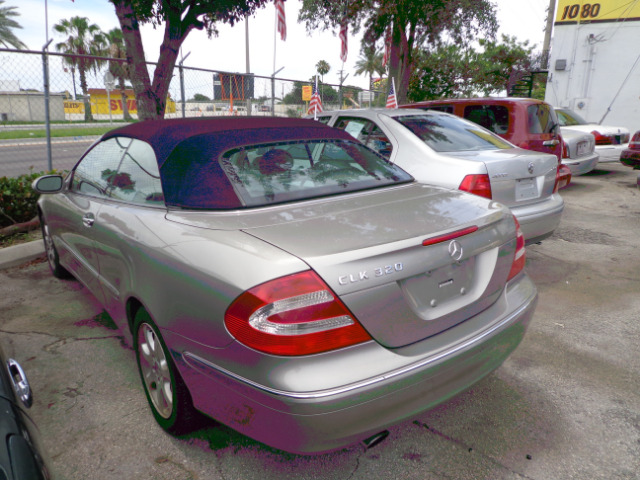 Mercedes-Benz CLK-Class 2004 photo 2