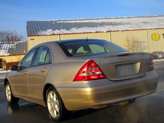 Mercedes-Benz C Class 2003 photo 2