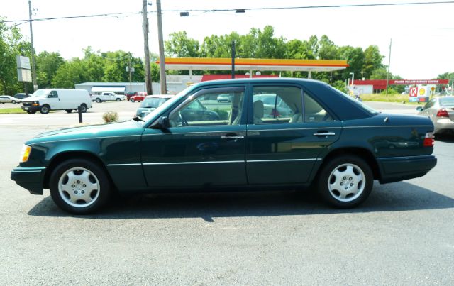 Mercedes-Benz E-Class 1995 photo 9