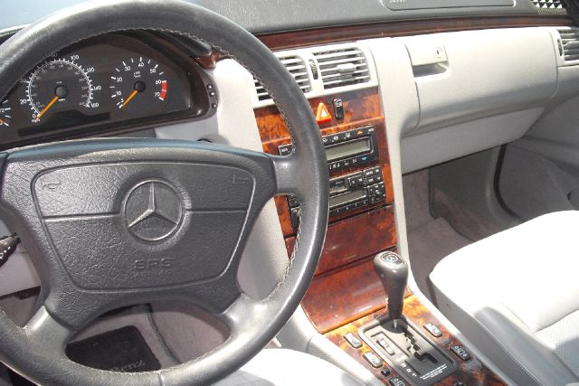 Mercedes-Benz E-Class 1998 photo 24