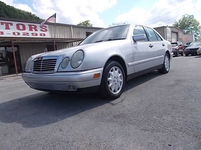 Mercedes-Benz E-Class Doublecab V8 Sedan