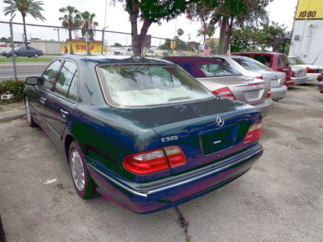 Mercedes-Benz E-Class 2WD Supercrew 139 XLT Sedan