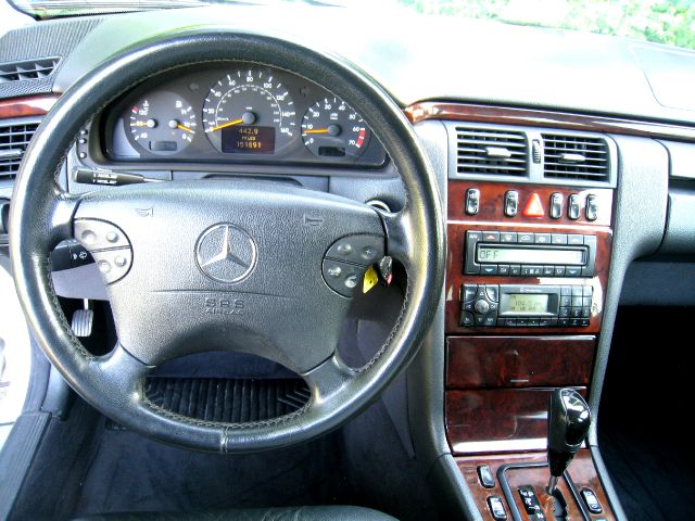 Mercedes-Benz E-Class 2001 photo 8