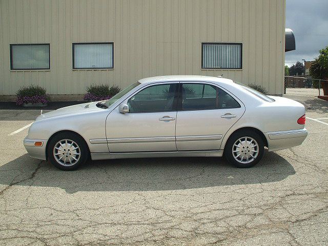 Mercedes-Benz E-Class 2001 photo 2