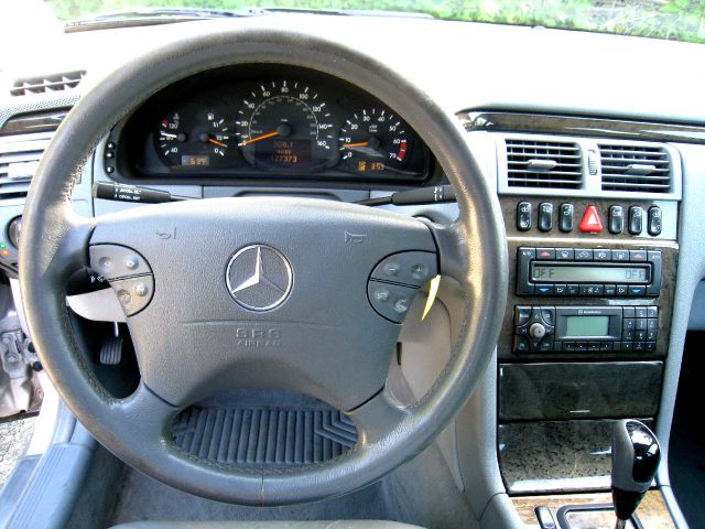 Mercedes-Benz E-Class 2002 photo 30