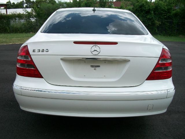 Mercedes-Benz E-Class 2003 photo 21