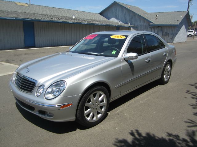 Mercedes-Benz E-Class 2004 photo 2