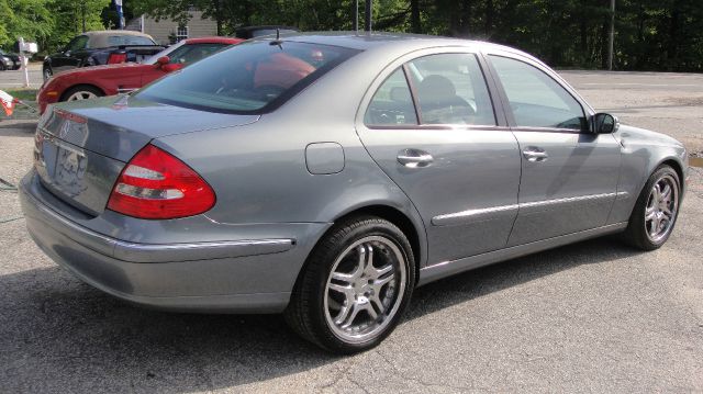 Mercedes-Benz E-Class 2004 photo 2