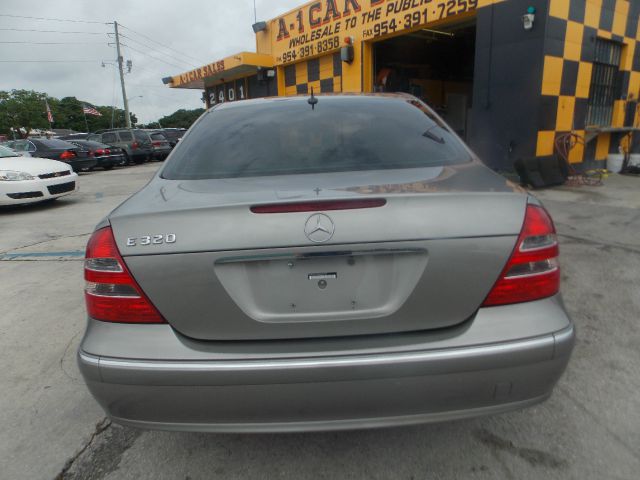 Mercedes-Benz E-Class 2004 photo 11