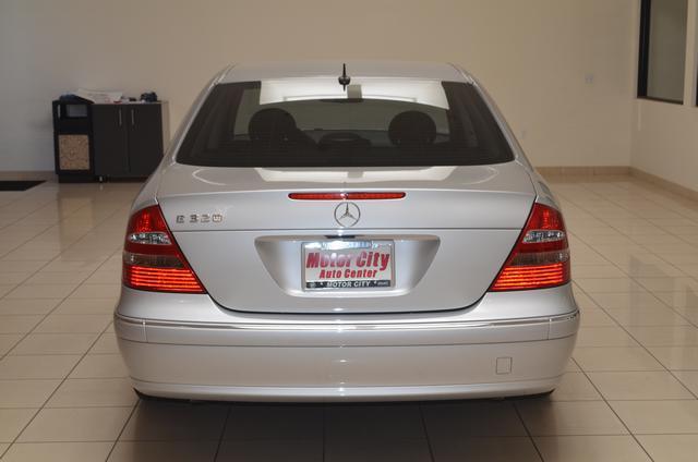 Mercedes-Benz E-Class 2004 photo 2