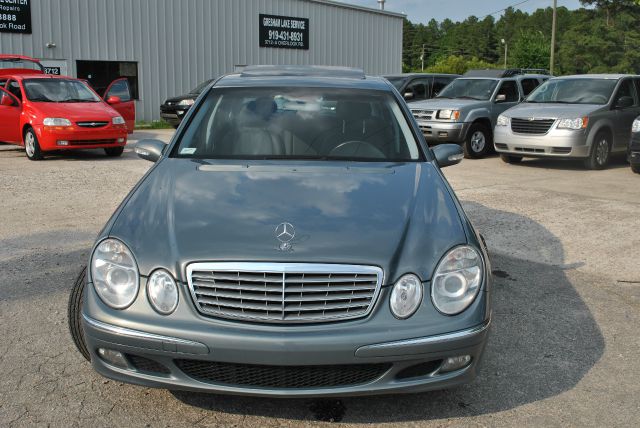 Mercedes-Benz E-Class 2005 photo 19