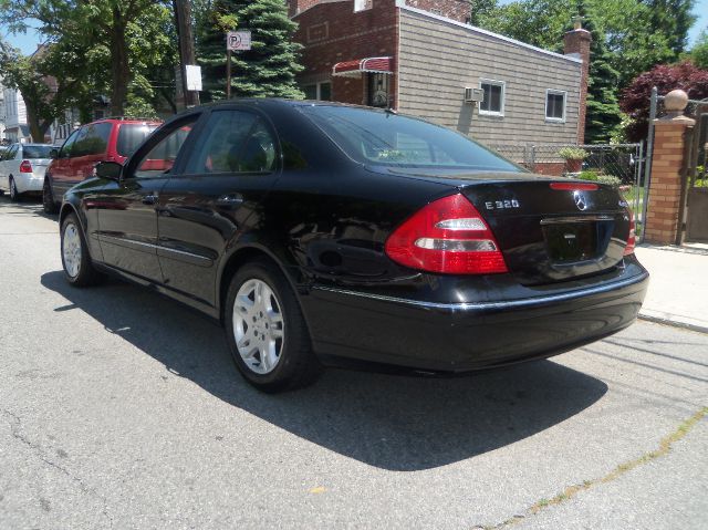 Mercedes-Benz E-Class 2005 photo 9