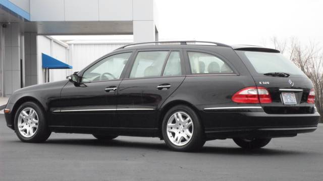 Mercedes-Benz E-Class 2005 photo 2