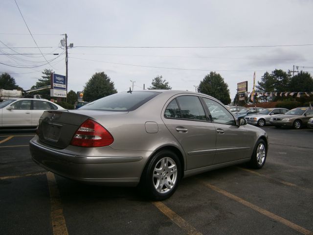 Mercedes-Benz E-Class 2005 photo 2