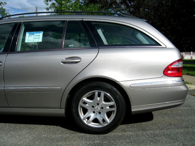 Mercedes-Benz E-Class 2005 photo 26