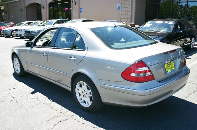 Mercedes-Benz E-Class 2005 photo 4