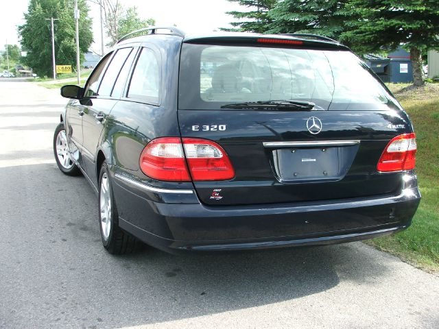 Mercedes-Benz E-Class 2005 photo 2