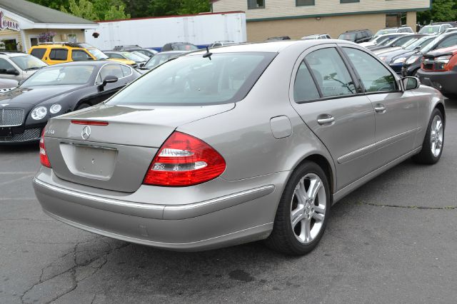 Mercedes-Benz E-Class 2006 photo 2