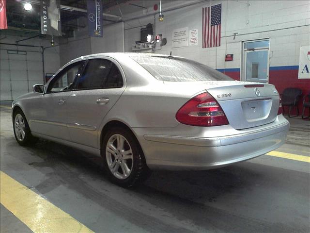 Mercedes-Benz E-Class 2006 photo 2