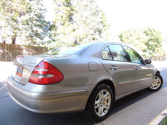 Mercedes-Benz E-Class 2006 photo 20