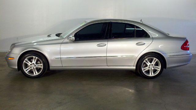 Mercedes-Benz E-Class 2006 photo 2