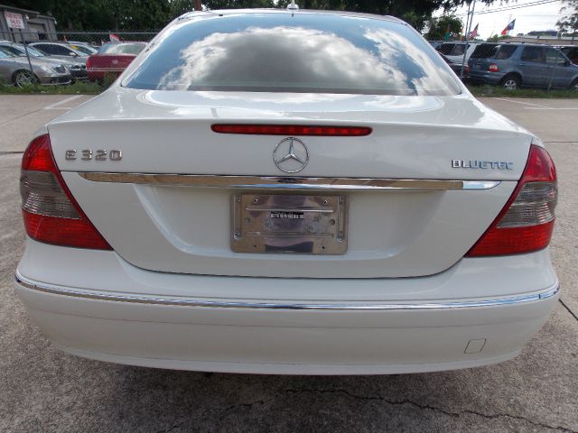 Mercedes-Benz E-Class 2007 photo 24