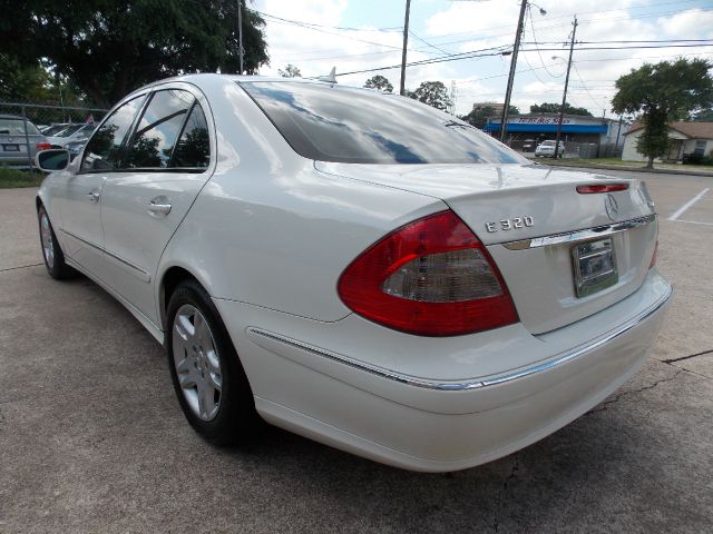 Mercedes-Benz E-Class 2007 photo 26