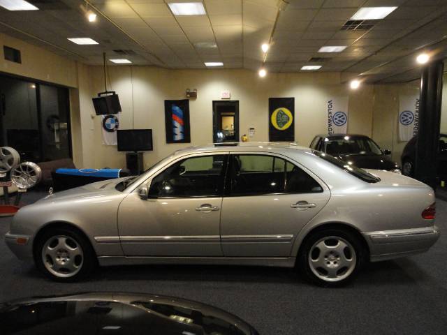 Mercedes-Benz E Class 2001 photo 2