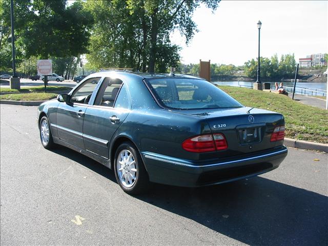 Mercedes-Benz E Class 2001 photo 2