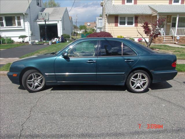 Mercedes-Benz E Class 2002 photo 2