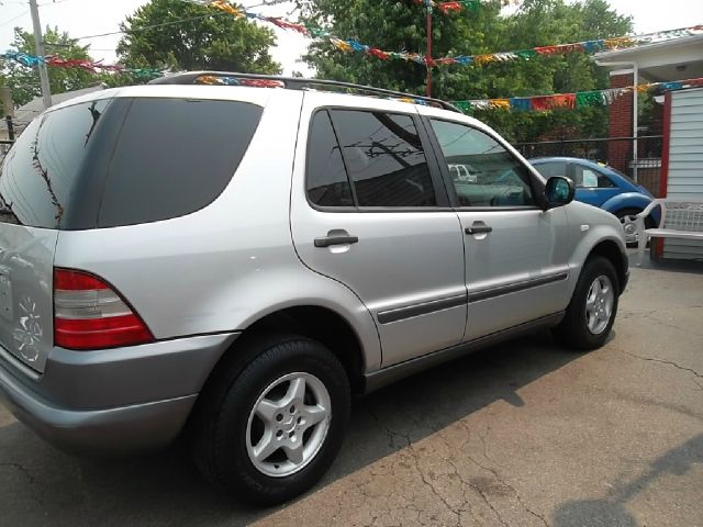 Mercedes-Benz M-Class AWD Wagon Automatic VERY NICE SUV