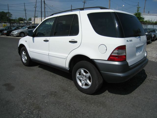 Mercedes-Benz M-Class AWD Wagon Automatic VERY NICE SUV