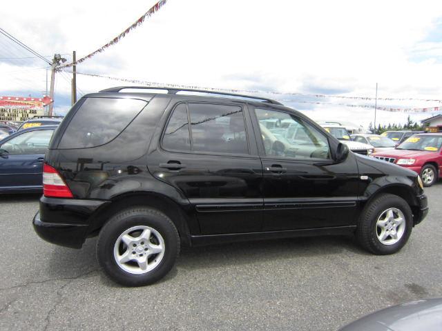 Mercedes-Benz M-Class AWD Wagon Automatic VERY NICE SUV