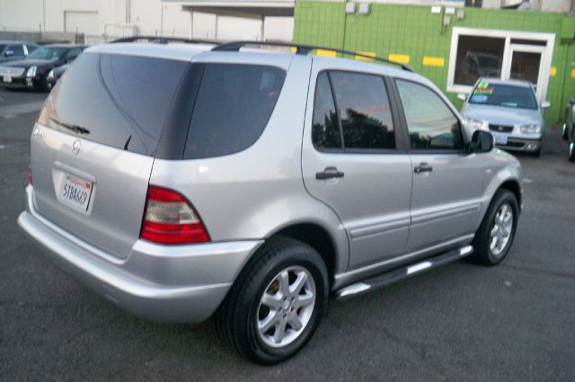 Mercedes-Benz M-Class 2000 photo 2