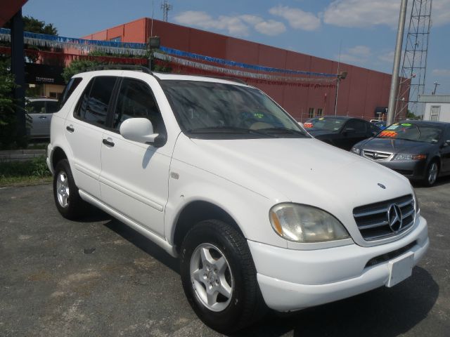 Mercedes-Benz M-Class 2000 photo 2