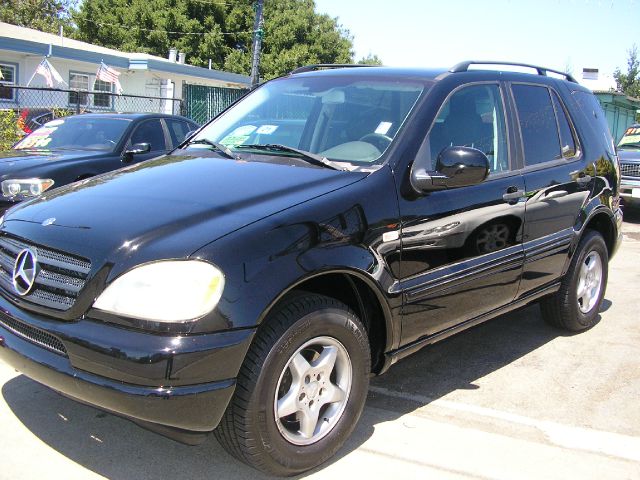 Mercedes-Benz M-Class 2001 photo 1