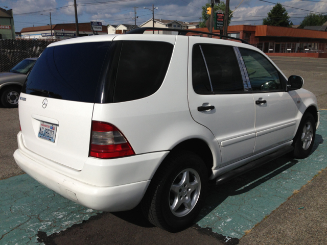 Mercedes-Benz M-Class AWD Wagon Automatic VERY NICE SUV