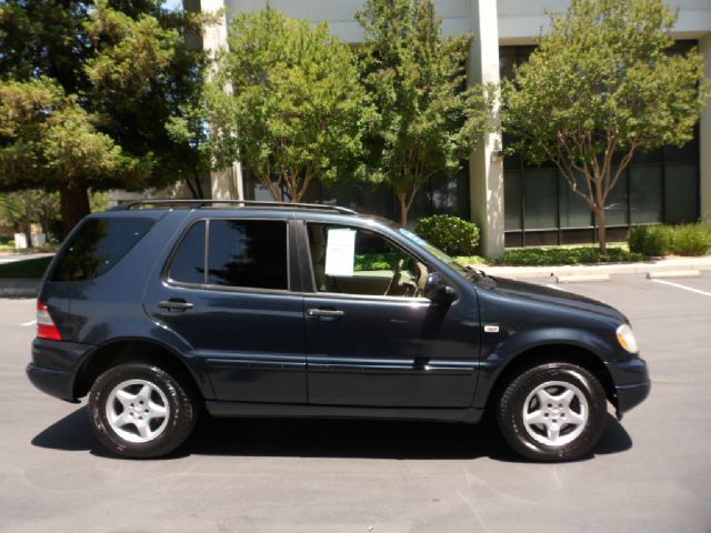 Mercedes-Benz M-Class 2001 photo 1