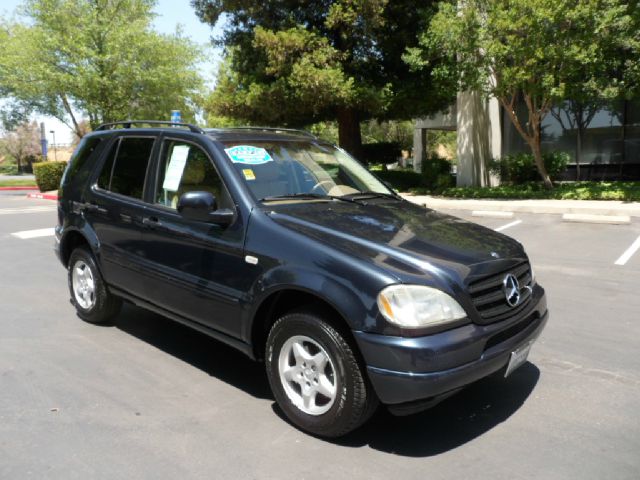 Mercedes-Benz M-Class 2001 photo 2